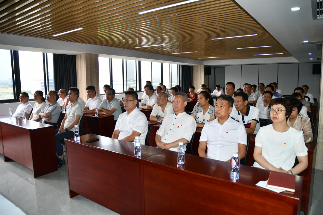 ​福建(jian)新華(hua)聯合(he)印務(wu)集團(tuan)集中(zhong)收看(kan)慶祝(zhu)中國(guo)共産(chan)黨成(cheng)立100周(zhou)年大(da)會直(zhi)播