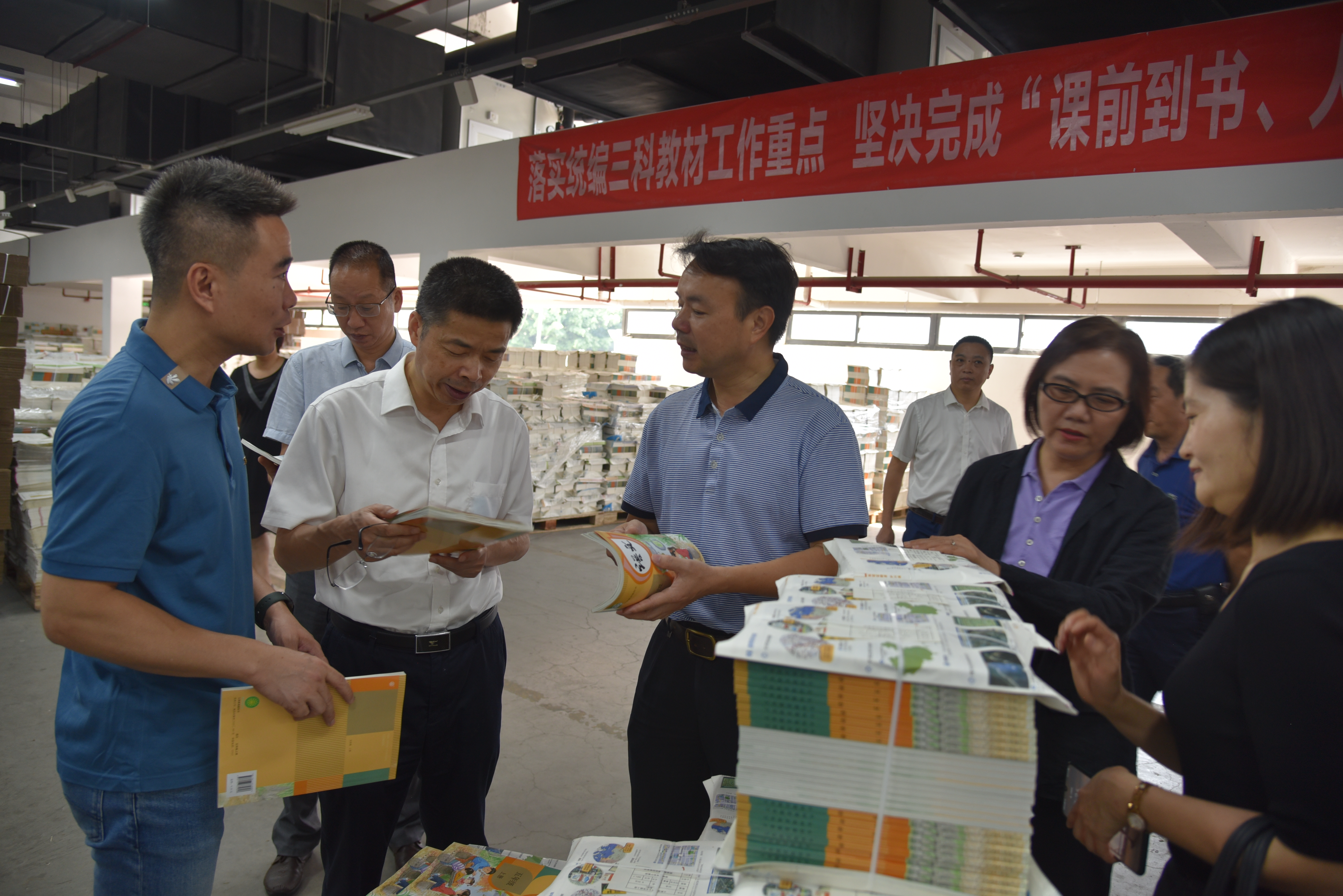 省(sheng)委宣(xuan)傳部(bu)肖貴(gui)新副(fu)部長(zhang)一行(hang)莅臨(lin)印務(wu)集團(tuan)開展(zhan)“3.15”質檢(jian)活動(dong)綠色(se)印刷(shua)專題(ti)調研(yan)