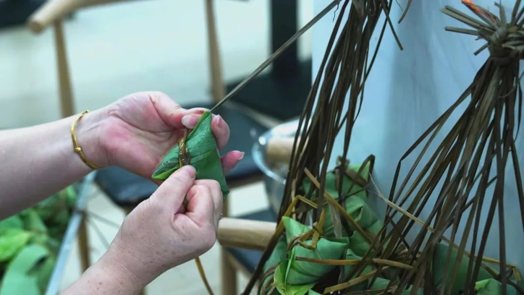 粽香四(si)溢，濃情端(duan)午——福建新(xin)華聯合印(yin)務集團開(kai)展包粽子(zi)迎端午活(huo)動