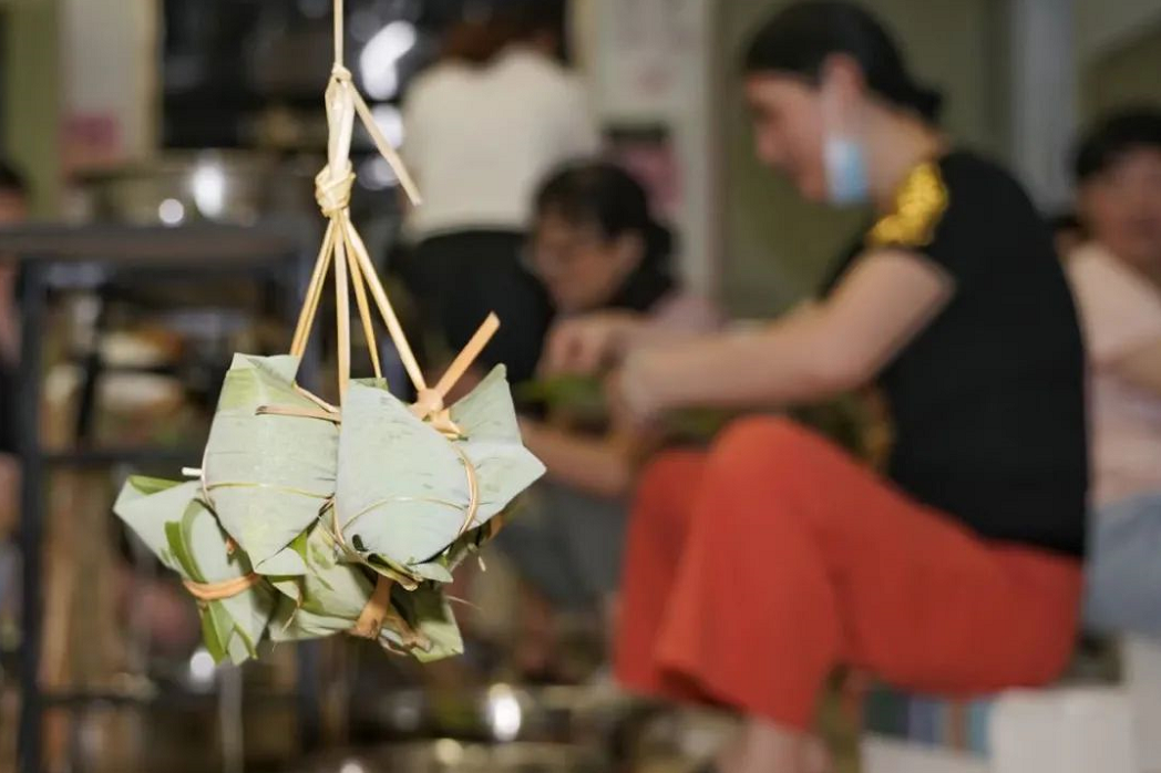 粽葉(ye)飄香(xiang)迎端(duan)午，情(qing)濃印(yin)務促(cu)生産(chan)