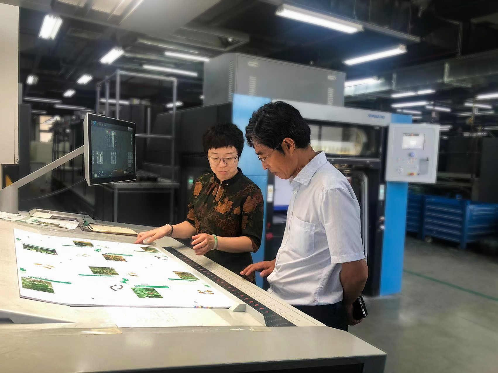 北京(jing)印刷(shua)學院(yuan)專家(jia)組一(yi)行受(shou)邀赴(fu)福建(jian)新華(hua)聯合(he)印務(wu)集團(tuan)調研(yan)數字(zi)印刷(shua)項目(mu)