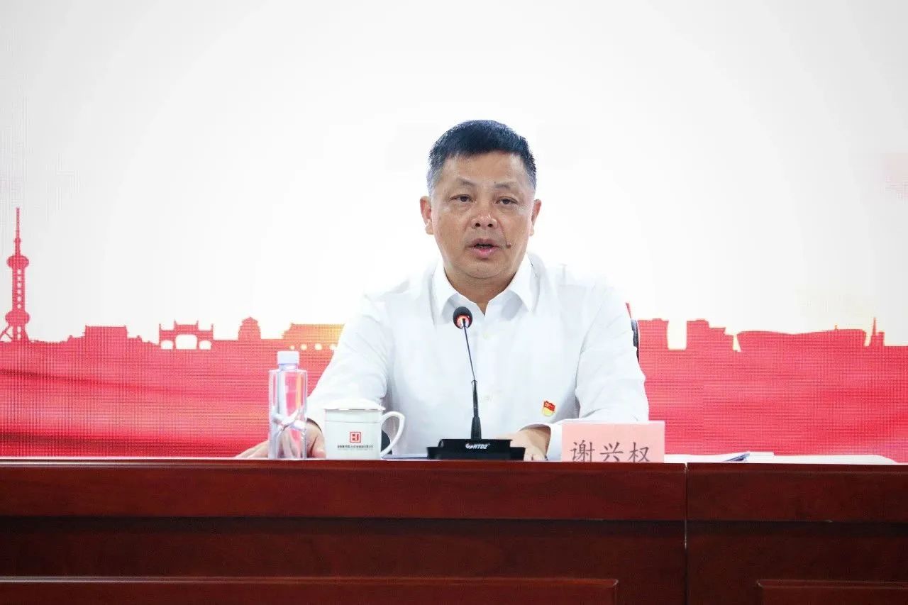 謝興(xing)權向(xiang)印務(wu)集團(tuan)黨員(yuan)幹部(bu)宣講(jiang)黨的(de)二十(shi)大精(jing)神