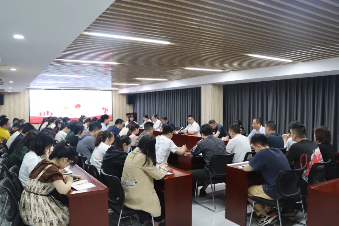 印務(wu)集團召(zhao)開五四(si)青年節(jie)座談會(hui)并開展(zhan)“青年先(xian)鋒隊”授(shou)旗儀式(shi)