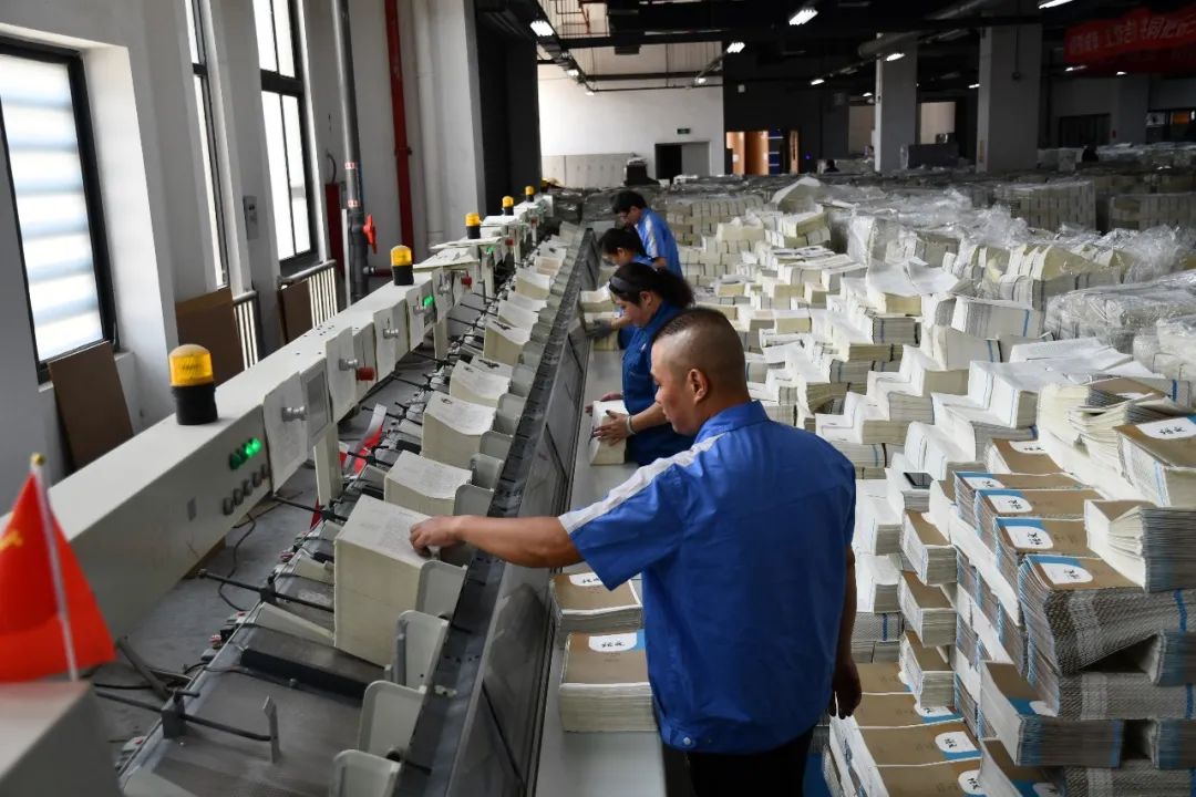 恪盡(jin)職守(shou)诠釋(shi)擔當(dang)作爲(wei) 衆志(zhi)成城(cheng)隻爲(wei)“課前(qian)到書(shu)”